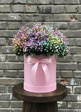 Цветочная композиция из Гипсофила и Розы в шляпной коробке в Заозерном