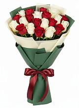 Букет Микс из красных и белых роз в Заозерном