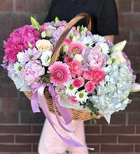 Композиция солнечный день в Заозерном Цветочная композиция из Розы, Хризантемы, Пионы и Лизиантусы в корзине в Заозерном