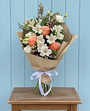 Букет цветов из:  Альстромерии, Лизиантусы, Розы и Хризантемы #REPLACE_PRED# Заозерном