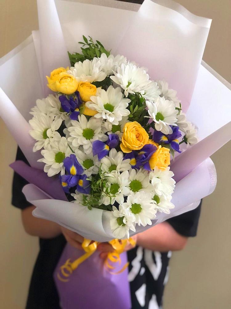 Букет цветов из: Ирисы, Хризантемы и Розы в Заозерном