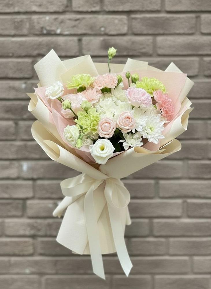 Букет цветов из: Гвоздики, Розы, Лизиантусы и Хризантемы в Заозерном