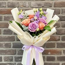 Букет цветов из:  Лизиантусы и Розы в Заозерном