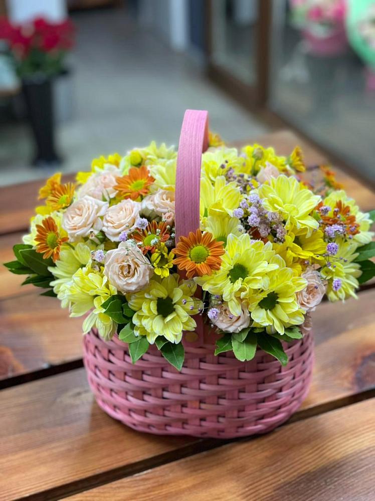 Цветочная композиция из Хризантемы и Розы в корзине в Заозерном