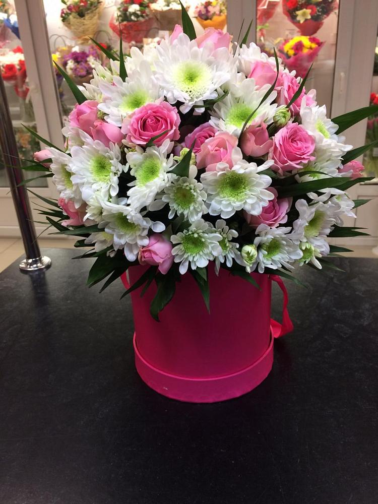 Цветочная композиция из Розы и Хризантемы в шляпной коробке в Заозерном