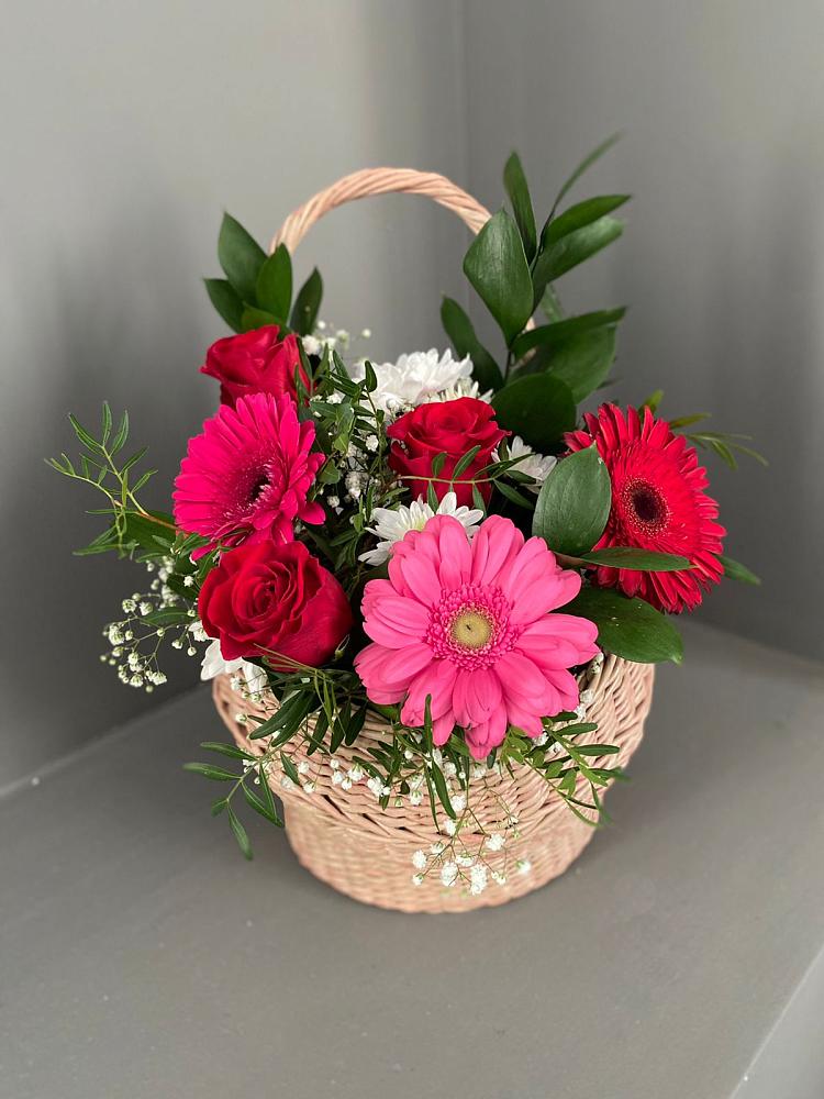 Цветочная композиция из Розы, Хризантемы и Герберы в корзине в Заозерном